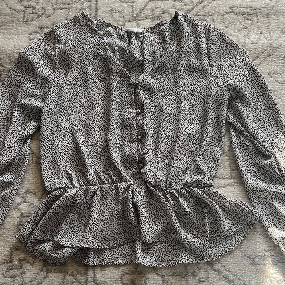 Selling this blouse for cheap. I’ve only worn it once. Lmk if you’re interested!